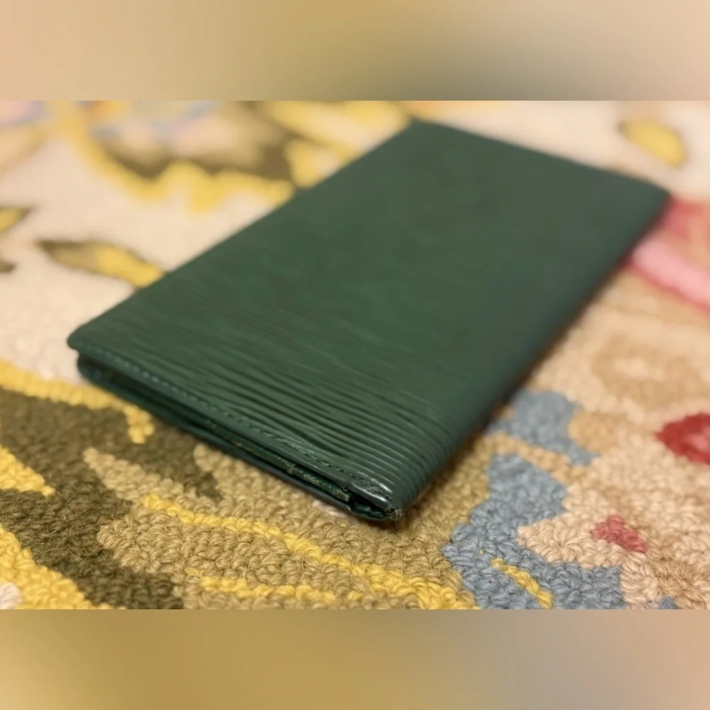 LOUIS VUITTON Vintage Unisex Green Epi Leather Long Bi-Fold Agenda Wallet